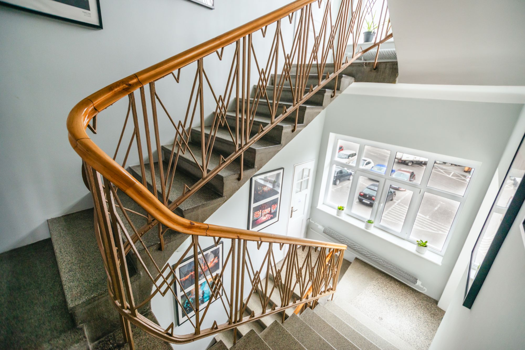 zdjęcie klatki schodowej w Willi Januszów przy ul. Jagiellońskiej 24 w Rzeszowie